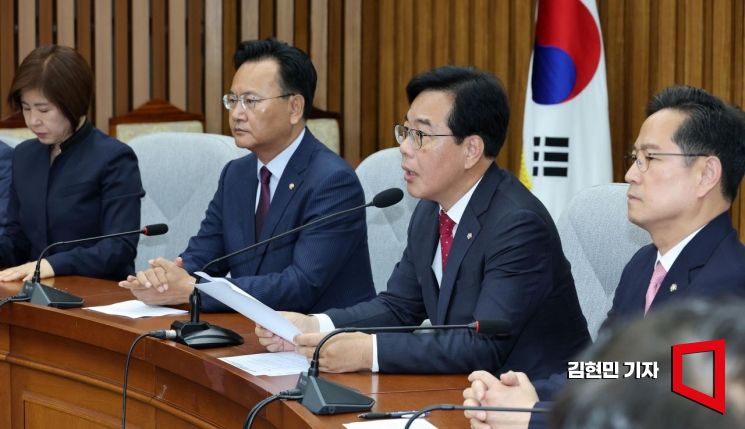 송언석 국민의힘 원내대표가 17일 국회에서 열린 원내대책회의에서 발언하고 있다. 2025.6.17 김현민 기자