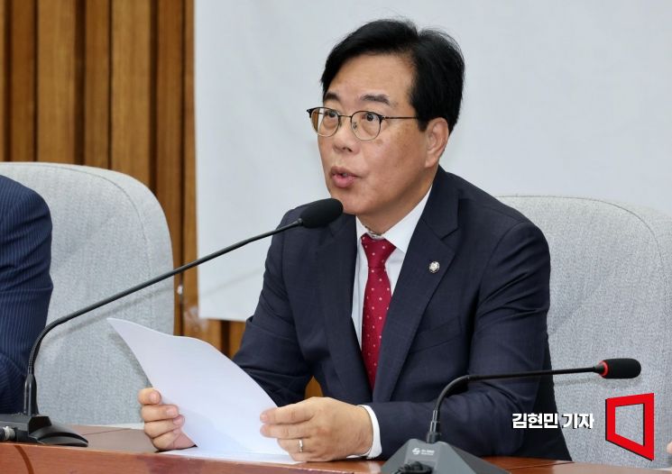 송언석 국민의힘 원내대표가 17일 국회에서 열린 원내대책회의에서 발언하고 있다. 2025.6.17 김현민 기자