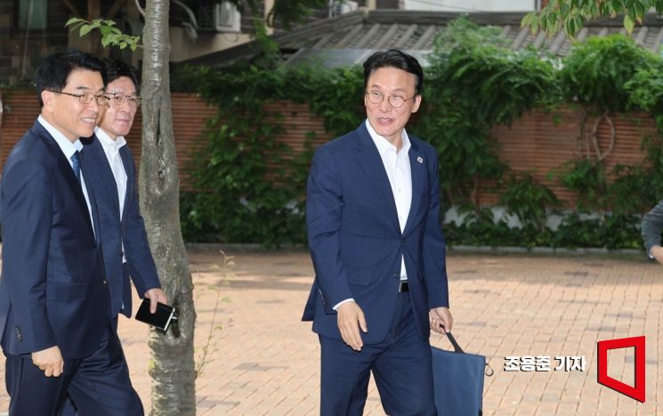 [포토] 취재진의 정치자금법 질문에 답없이 출근하는 총리 후보자