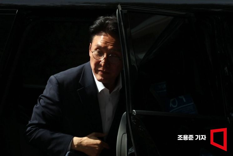 김민석 국무총리 후보자가 17일 서울 종로구 통의동 금융감독연수원에 마련된 청문회 준비단 사무실로 출근하고 있다. 2025.6.17 조용준 기자