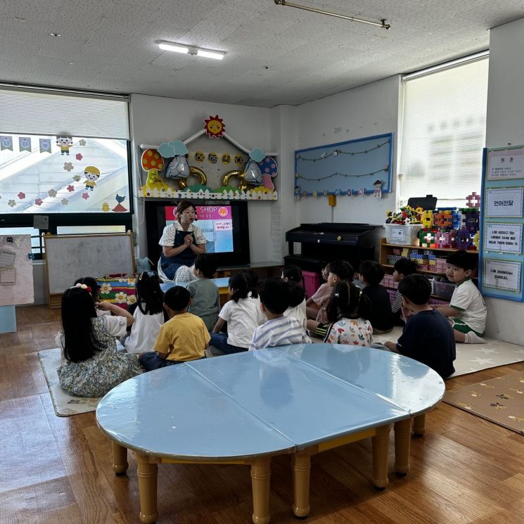 춘천시가 어린이들의 반려동물에 대한 올바른 인식 확산과 생명존중 문화 정착을 위해 지난 3일부터 운영하고 있는 ‘찾아가는 반려동물 문화교실’ 교육장면. 사진=춘천시청 제공