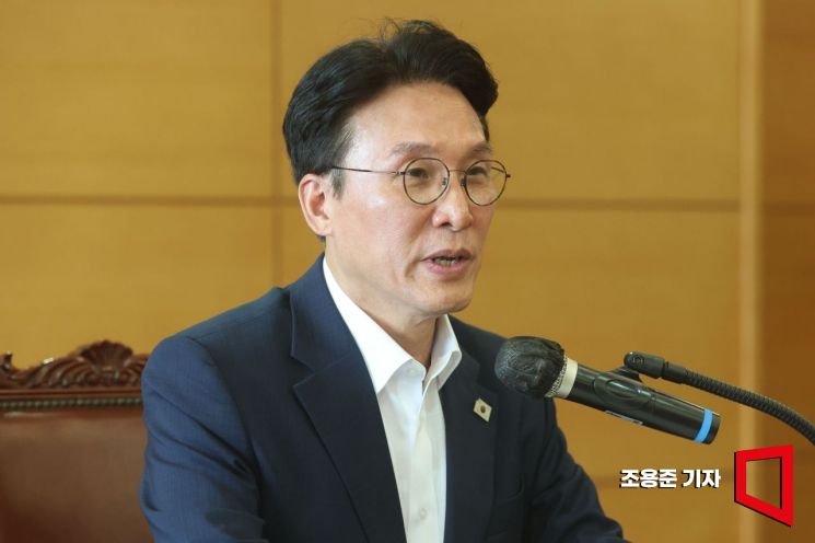 김민석 국무총리 후보자가 17일 서울 종로구 금융감독연수원에 마련된 청문회 준비단 사무실에서 열린 사회분야 부처 업무보고에서 발언을 하고 있다. 2025.6.17 조용준 기자