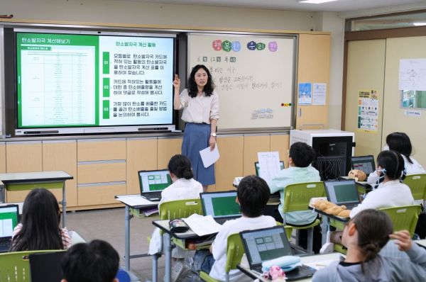 12일 진행된 ‘WWF-P&G 탄소중립 및 전과정 평가 교육’에서담당 선생님이 학생들에게 ‘전과정평가’를 교육하고 있다. P&G제공.