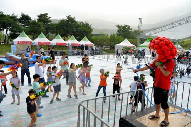 고창군이 오는 20~22일까지 선운산도립공원 일원에서 '제22회 풍천장어와 함께하는 고창복분자와 수박축제'가 열린다. 고창군 제공