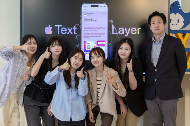 (왼쪽부터) 박지영, 김근아, 이수민, 정하은, 이경민 학생과 문장호 홍보광고학과 교수.  숙명여자대학교