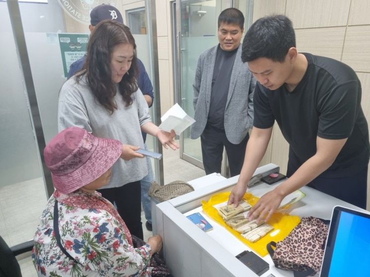 완도경찰, 신속한 수사로 3천만원 들어 있는 가방 찾아줘