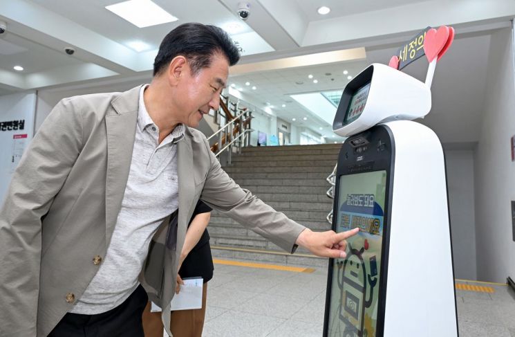 김동근 시장이 지난 16일 지방세 안내 로봇을 시연하고 있다. 의정부시 제공