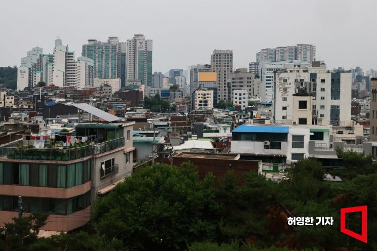 한양도성에서 바라본 창신동 구시가지와 중구 황학동 재개발 단지 모습. 허영한 기자