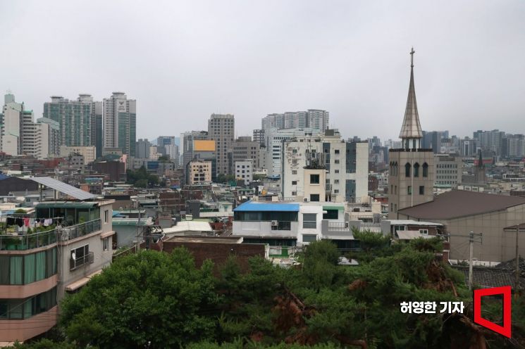 한양도성에서 바라본 종로구 창신동 구시가지와 중구 황학동 재개발 아파트 단지. 허영한 기자