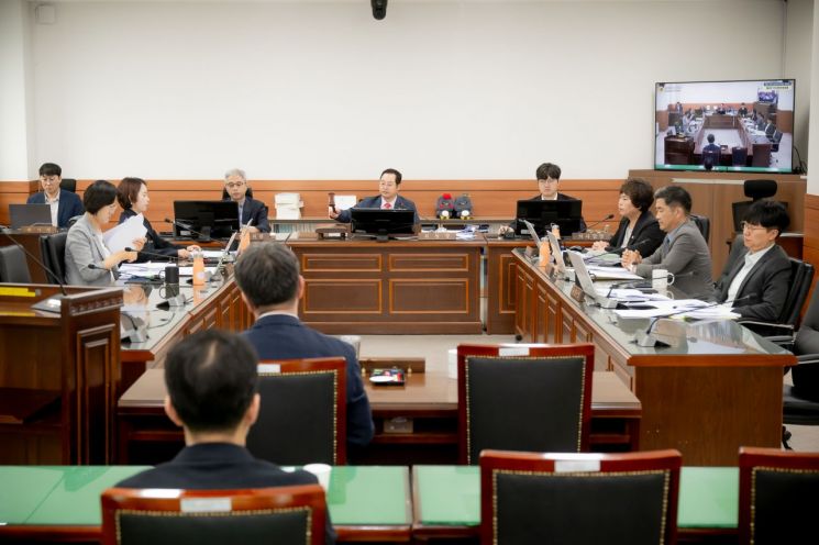 남양주시의회가 지난 16일 남양주시의회 자치행정위원회 상임위원회실에서 제4차 인사청문위원회를 열고 강제상 남양주시정연구원장 후보자의 직무수행 능력 및 공공기관장으로서의 비전과 리더십 등을 종합적으로 점검하고 있다. 남양주시의회 제공