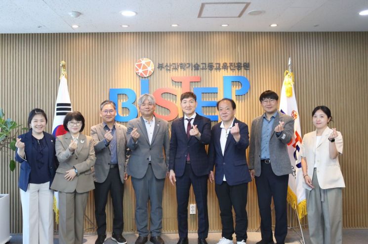 부산과학기술고등교육진흥원이 지역 과학기술 산업에 대한 공감대 형성과 시민사회와의 협력 강화를 위해 '지역R&D현장 공감투어 시민단체 간담회'를 개최하고 기념촬영하고 있다.