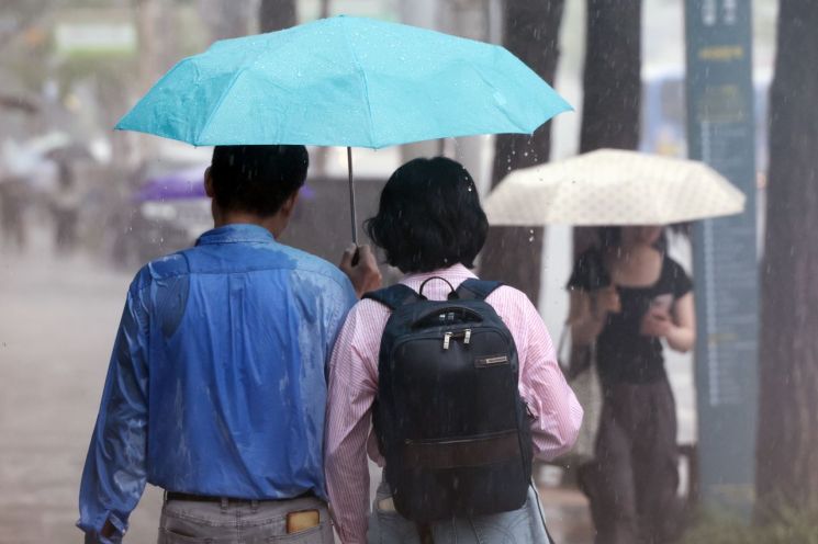 광주·전남 지역은 평년보다 사흘 빠른 20일부터 장마가 시작될 것으로 예상되며, 21일 이후 정체전선 영향으로 많은 비가 내릴 전망이다. 연합뉴스