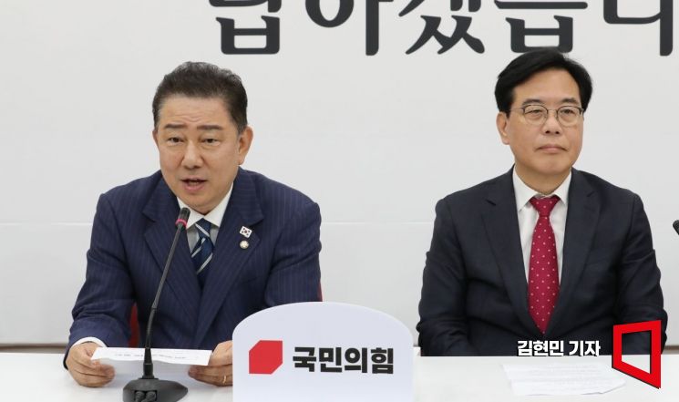 [포토] 송언석 만난 김병기 "주1회 여야 원내대표 만남 정례화"
