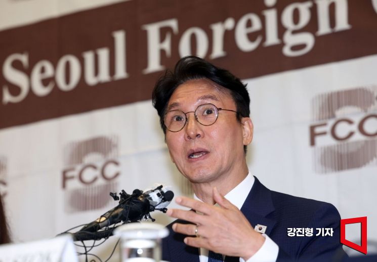 김민석 국무총리 후보자가 17일 오후 서울 중구 프레스센터에서 열린 외신기자간담회에서 질문에 답변을 하고 있다. 강진형 기자