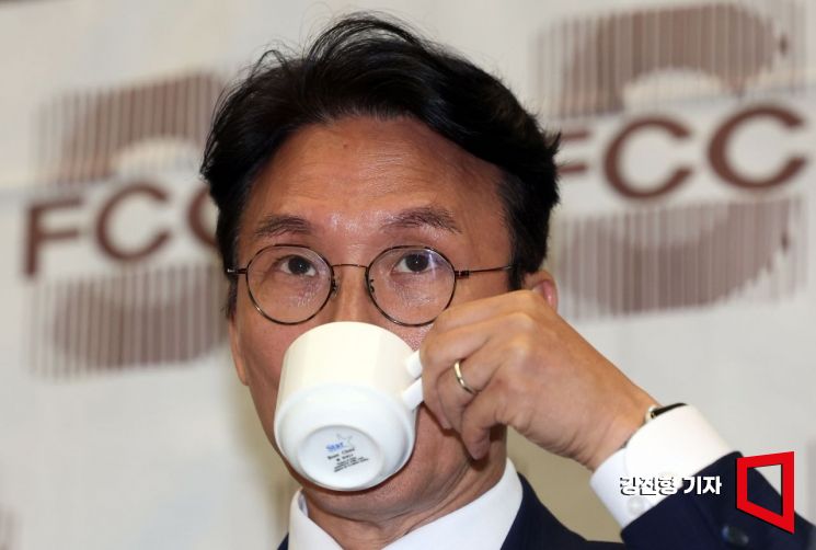 [포토] 목 축이는 김민석 국무총리 후보자