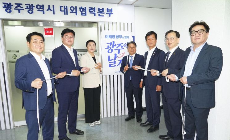 강기정 광주시장이 17일 오후 서울 여의도 광주시 대외협력본부에 마련된 '대선공약 국정과제 반영 서울상황실 현판식'에 참석해 국회의원 등 내빈들과 현판 제막을 하고 있다. 왼쪽부터 전은옥 정책기획관, 정준호·전진숙 의원, 강기정 시장, 박균택 의원, 고광완 행정부시장, 김현성 (재)광주경제진흥상생일자리재단 대표이사. 광주시 제공