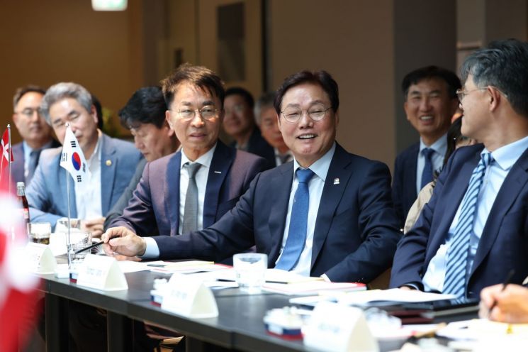 박완수 경남도지사(가운데)가 덴마크의 솔트포트 에너지와의 간담회에서 발언하고 있다. 경남도 제공