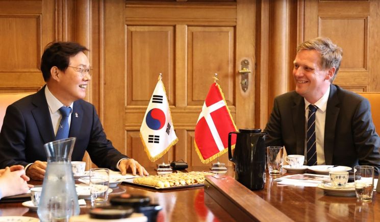 박완수 경남도지사가 덴마크 코펜하겐시를 공식 방문해 옌스 크리스챤 뤼킨 고용통합부 시장을 만나 분야별 협력 방안을 논의하고 있다. 경남도 제공