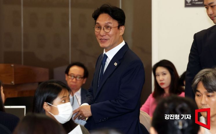 김민석 국무총리 후보자가 17일 오후 서울 중구 프레스센터에서 열린 외신기자간담회에 참석하고 있다. 강진형 기자