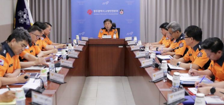 광주소방안전본부는 17일 본부 회의실에서 고영국 본부장과 5개 자치구 소방서장 등이 참석한 가운데 여름철 재난대응 대책회의를 개최했다. 광주소방안전본부 제공