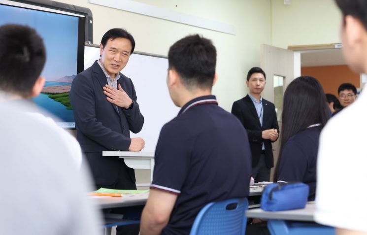 임태희 경기도교육감이 17일 안산글로벌청소년센터에서 다문화학생들과 이야기를 나누고 있다.  경기도교육청 제공