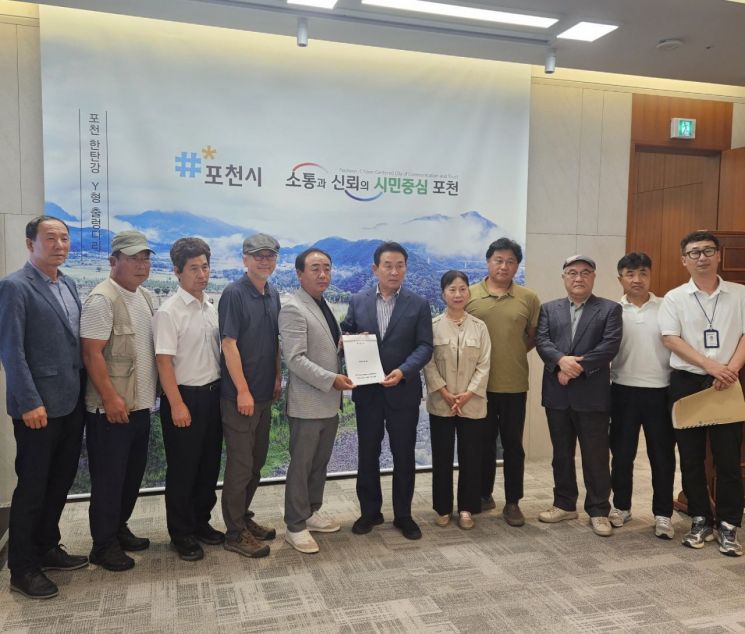 포천시 내촌면 주민대표들이 지난 16일 내촌면 소재 베어스타운의 장기 휴장으로 인한 지역경제의 피해를 호소하며 주민 1200여 명의 서명을 담은 탄원서를 백영현 시장(가운데)에게 제출하고 있다. 포천시 제공