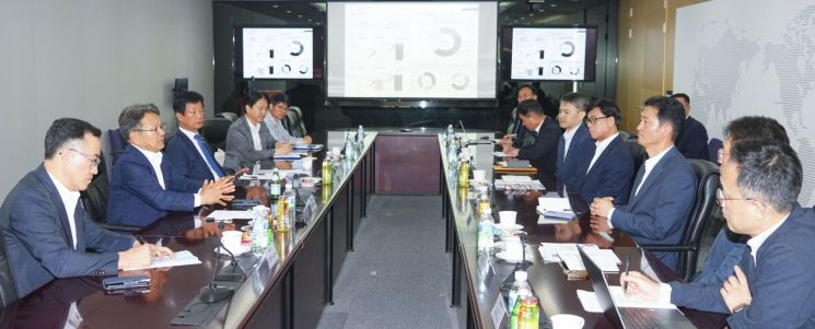 강기정 광주시장이 17일 오후 서울 금호타이어 본사를 방문, 정일택 금호타이어 대표와 면담을 하고 있다. 광주시 제공
