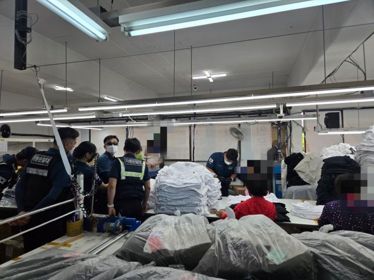 경찰이 서울 중랑구 망우동의 가품의류 제작 공장을 단속하고 있다. 서울경찰청