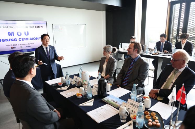 박완수 경남도지사가 덴마크공과대학 산하 에너지연구소에서 도내 수소전문기업 범한퓨얼셀과의 '그린수소 생산기술 개발 국제공동연구 협력 양해각서' 체결식에서 발언하고 있다. 경남도 제공