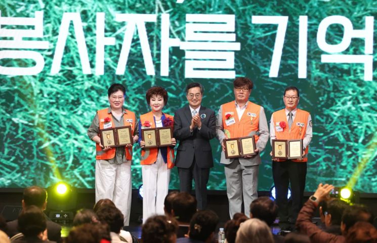 김동연 경기도지사가 17일 화성시 SINTEX에서 열린 '2025년 경기도 자원봉사대회'에서 우수 자원봉사자에게 인증패 수여한 뒤 기념사진을 찍고 있다. 경기도 제공