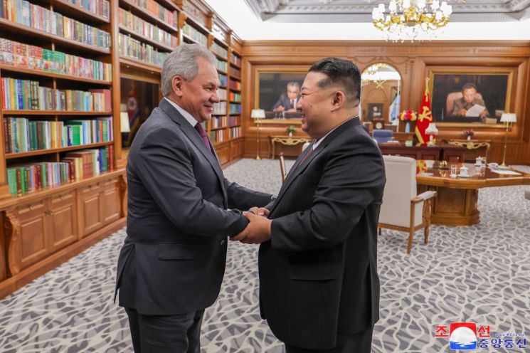 세르게이 쇼이구 러시아 국가안보회의 서기와 김정은 북한 국무위원장이 지난 4일(현지시간) 만나 인사를 나누고 있다. EPA연합뉴스