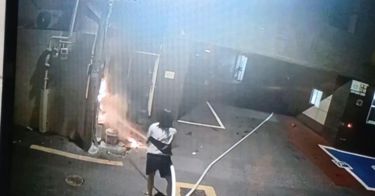 20대 여성이 소화전으로 화재를 진압하고 있다. 부산 사하소방서