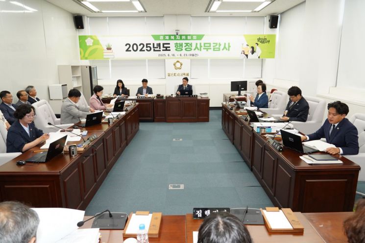 진주시의회 2025년 행정 사무감사 현장.