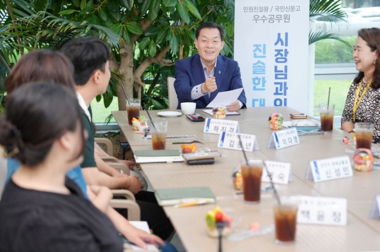 이재준 수원시장이 17일 올해 상반기 친절공무원과 민원처리 우수공무원을 초대해 이야기를 나누고 있다. 수원시 제공