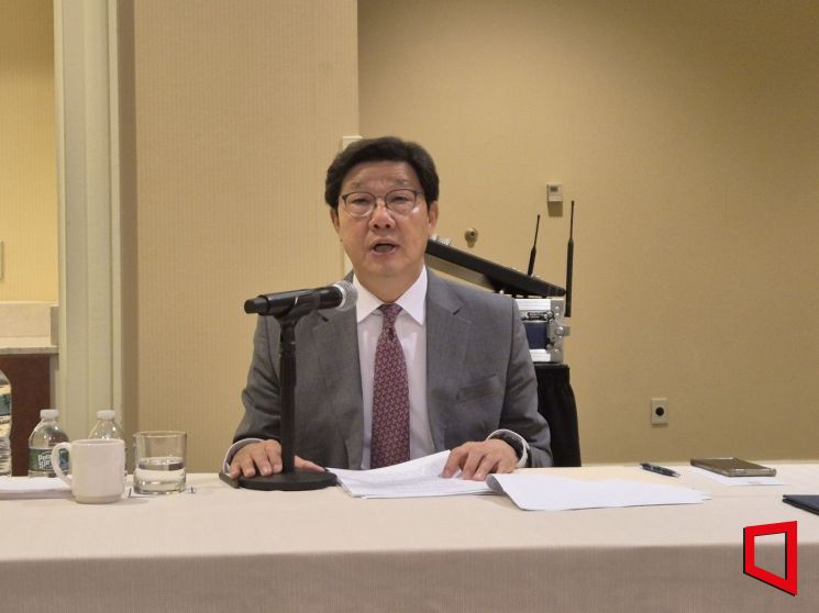 노연홍 한국제약바이오협회 회장이 17일(현지시간) 미국 보스턴에서 열리고 있는 '2025 바이오 인터내셔널 컨벤션(바이오USA)'에서 간담회를 갖고 취재진 질의에 답변을 하고 있다. 최태원 기자