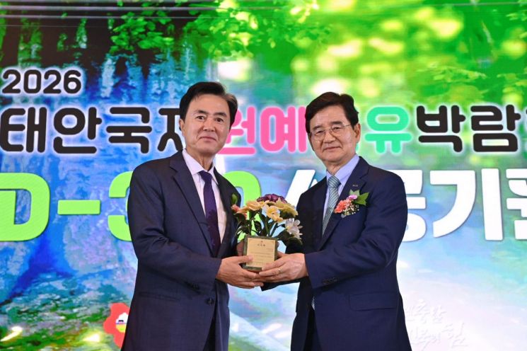 김선규 호반그룹 회장(오른쪽)과 김태흠 충남도지사. 호반그룹.