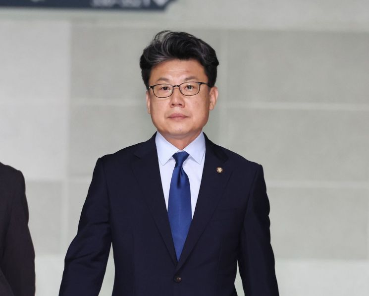 진성준 더불어민주당 정책위의장이 18일 서울 여의도 국회 의원회관에서 대통령실과 정부, 여당 등이 함께하는 추경안 관련 회의에 참석하기 위해 이동하고 있다. 연합뉴스