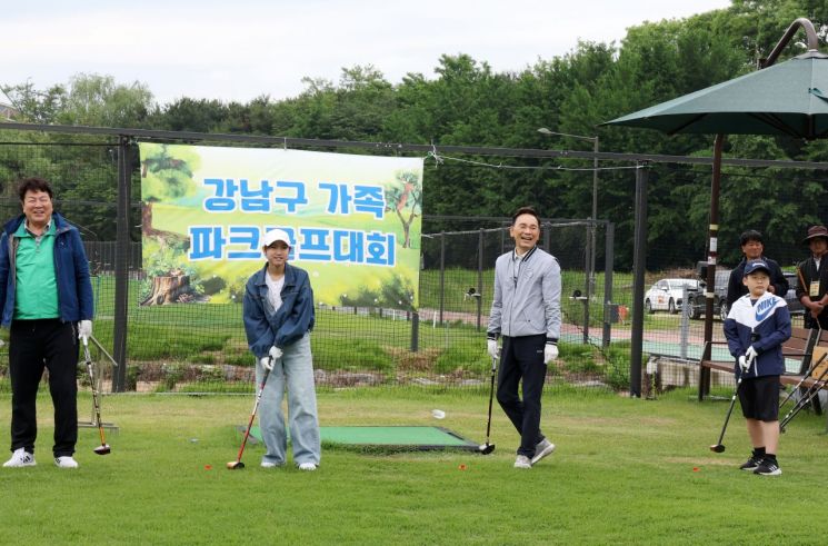 지난달 가족 파크골프대회에 참여한 구민들과 조성명 강남구청장(오른쪽 두번째). 강남구 제공.