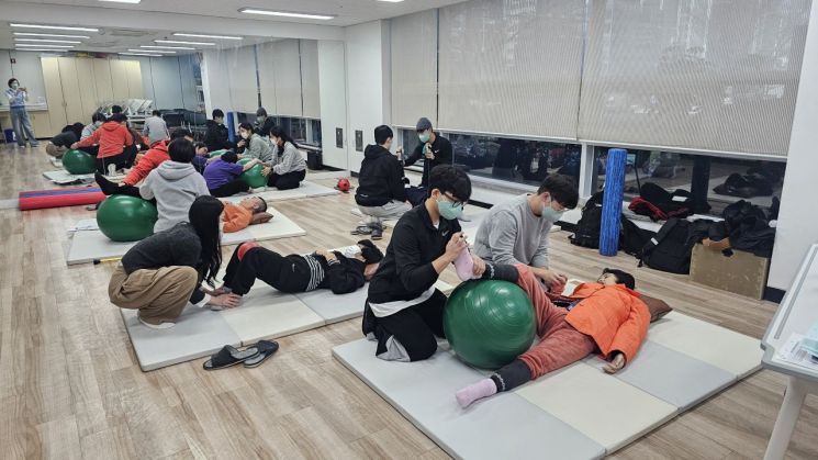 동의과학대 물리치료과 학생들이 재활운동서비스를 진행하는 모습. 동의과학대 제공