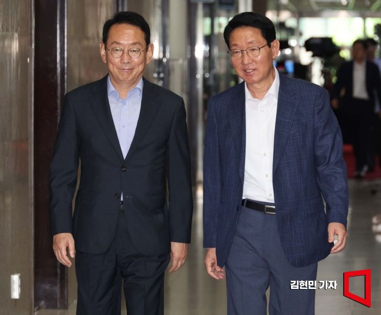 [포토] 중진의원 간담회 참석하는 김도읍-김상훈