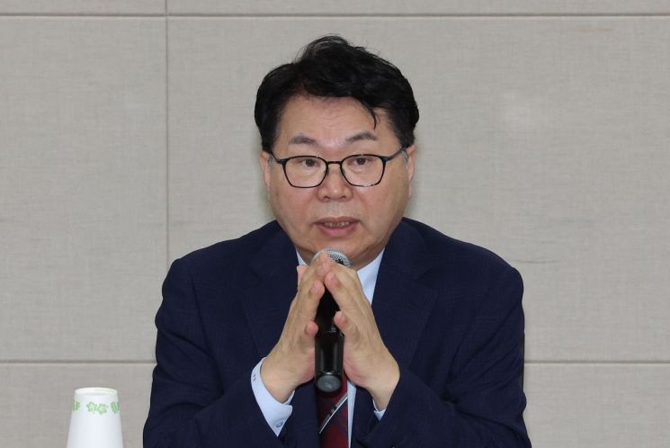 이한주 국정기획위원장이 18일 정부세종컨벤션센터에서 열린 경제1분과 기획재정부 업무보고에서 발언하고 있다. 연합뉴스