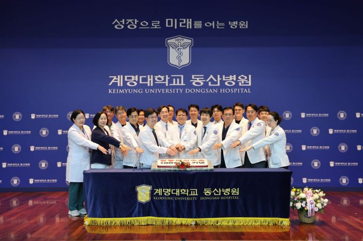 계명대 동산병원 의료진들이 한자리에 모여 심장이식 100례 기념 단체사진을 촬영하고 있다.