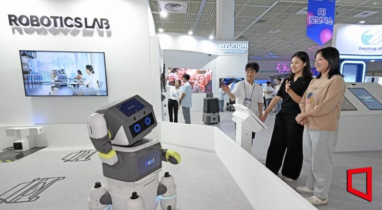 현대자동차그룹이 18일 서울 강남구 코엑스에서 열린 인공지능 엑스포 '마스(Mega-city A.I Revolution Summit) 2025'에 인공지능(AI)을 활용한 다양한 첨단 기술을 선보인다고 밝혔다. 현대차