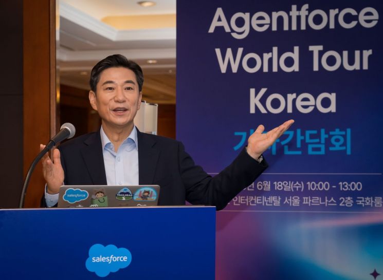 손부한 세일즈포스 코리아 대표가 18일 서울 삼성동에서 열린 기자간담회에서 자사 AI 에이전트 서비스 '에이전트포스'를 소개하고 있다. 세일즈포스 제공