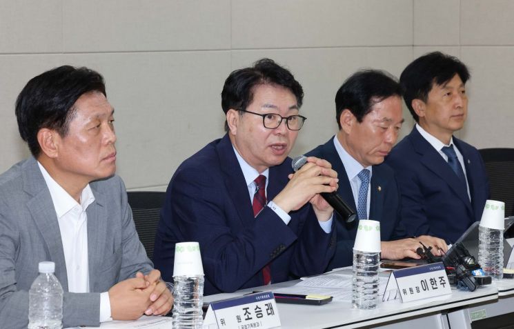 기재부 업무보고, 발언하는 이한주 위원장 (세종=연합뉴스) 배재만 기자 = 이한주 국정기획위원장이 18일 정부세종컨벤션센터에서 열린 경제1분과 기획재정부 업무보고에서 발언하고 있다. 2025.6.18 scoop@yna.co.kr (끝)<저작권자(c) 연합뉴스, 무단 전재-재배포, AI 학습 및 활용 금지>