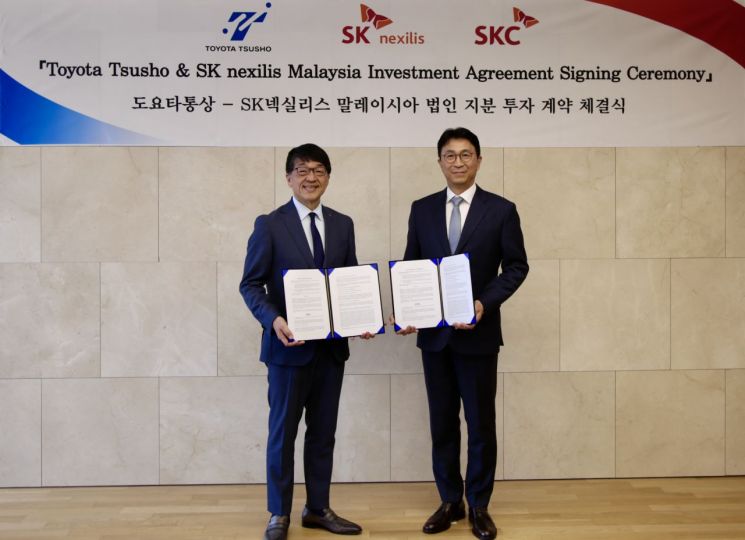 박원철 SKC 사장(오른쪽)이 이마이 토시미츠 도요타통상 사장과 기념 촬영을 하고 있다. SKC제공