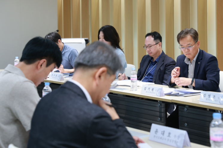 김기원 한국은행 발권국장(사진 오른쪽) 등 위폐방지 실무위원회 참석자들이 17일 한은 본관에서 열린 2025년 상반기 정기회의에서 의견을 나누고 있다. 한국은행