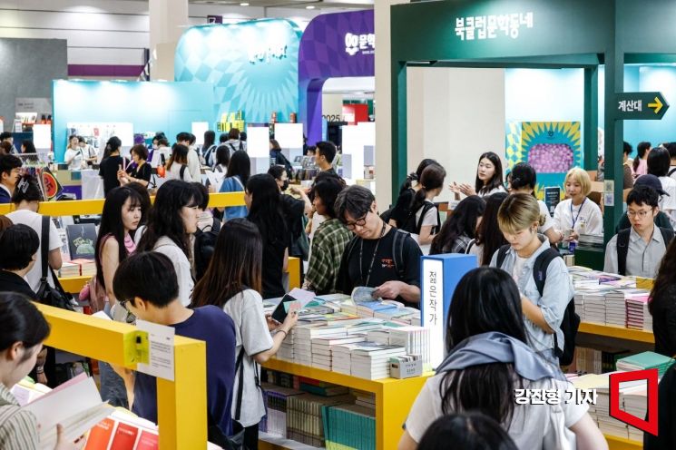 18일 서울 강남구 코엑스에서 열린 '2025 서울국제도서전'에 참가한 관람객들이 서적을 보고 있다. 2025.6.18. 강진형 기자