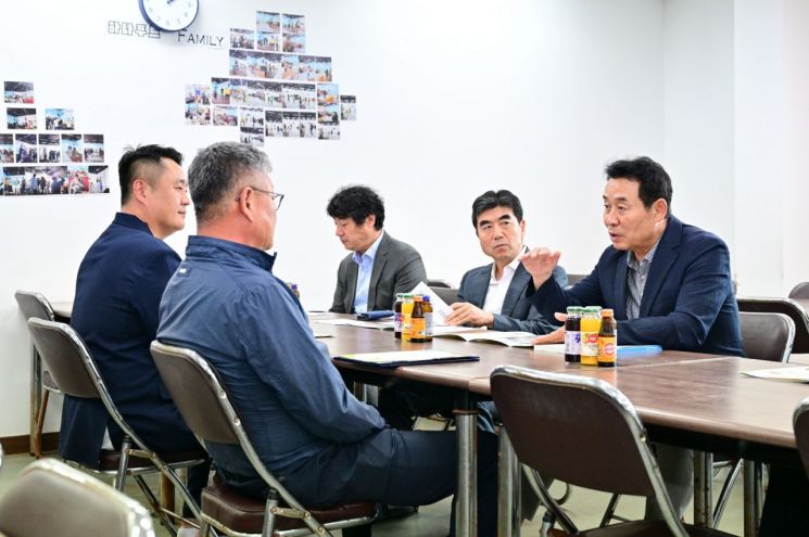 백영현 포천시장이 지난 17일 하나푸드를 방문해 관계자들과 대화를 나누고 있다. 포천시 제공