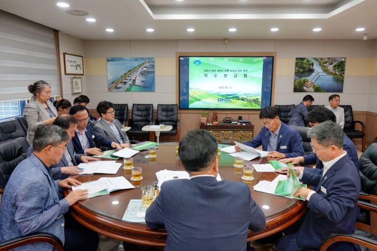 전진선 양평군수가 지난 17일 군수 집무실에서 '남한강 환경교육선 운행 타당성 검토 용역 착수보고회'를 개최하고 있다. 양평군 제공